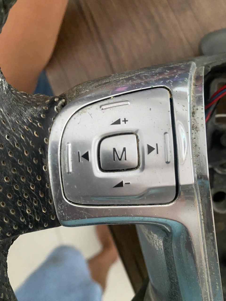 Nút chỉnh âm thanh vô lăng Ford Mondeo Tháo