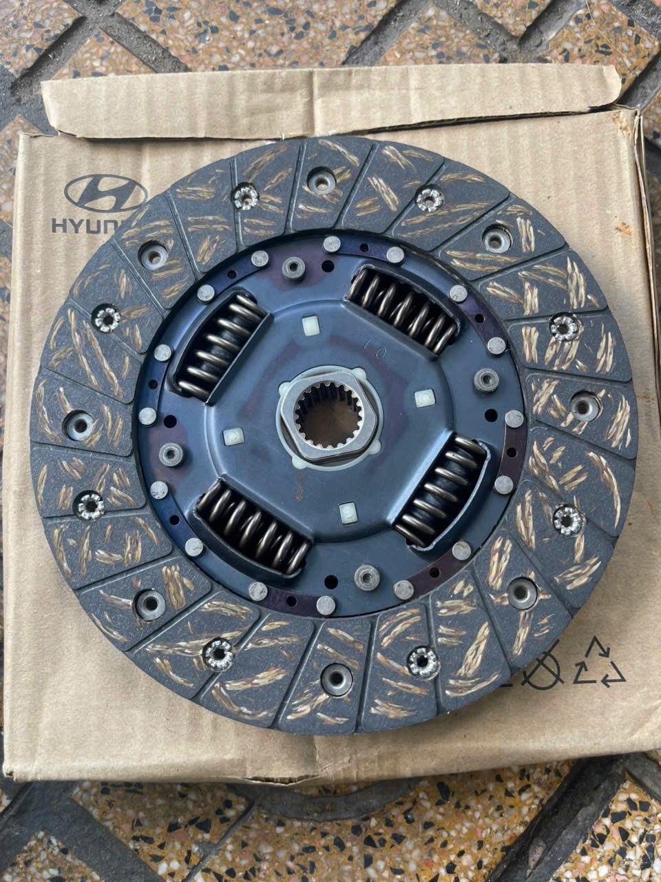 Mâm ép + lá côn Hyundai Accent 2011-2019 CH