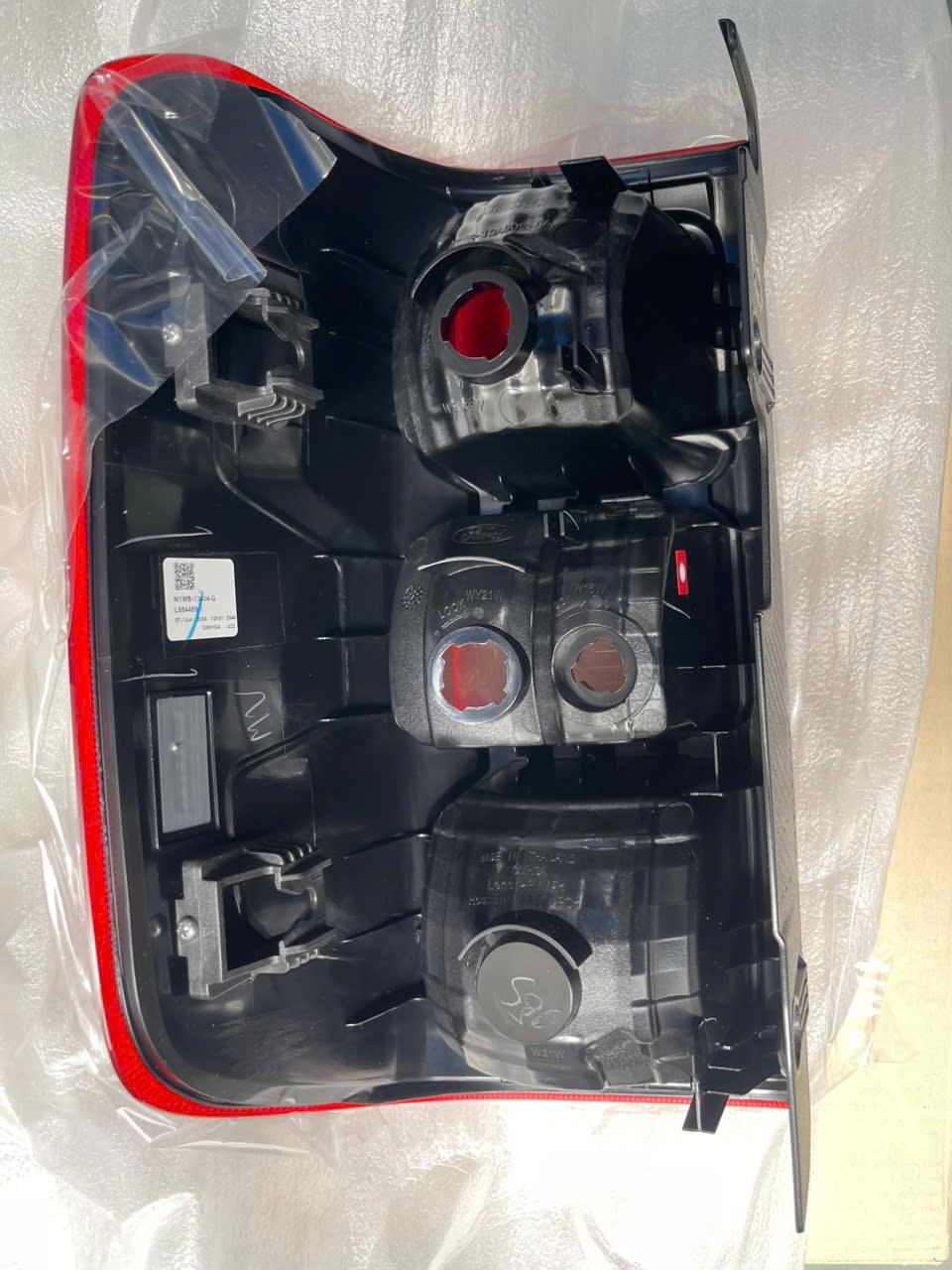 Đèn lái sau Ford Ranger 2022-2023 XLS RH CH(không led)