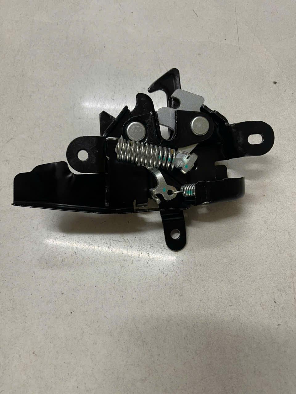 Ổ khóa ngậm capo Ford Transit 2023 JMC