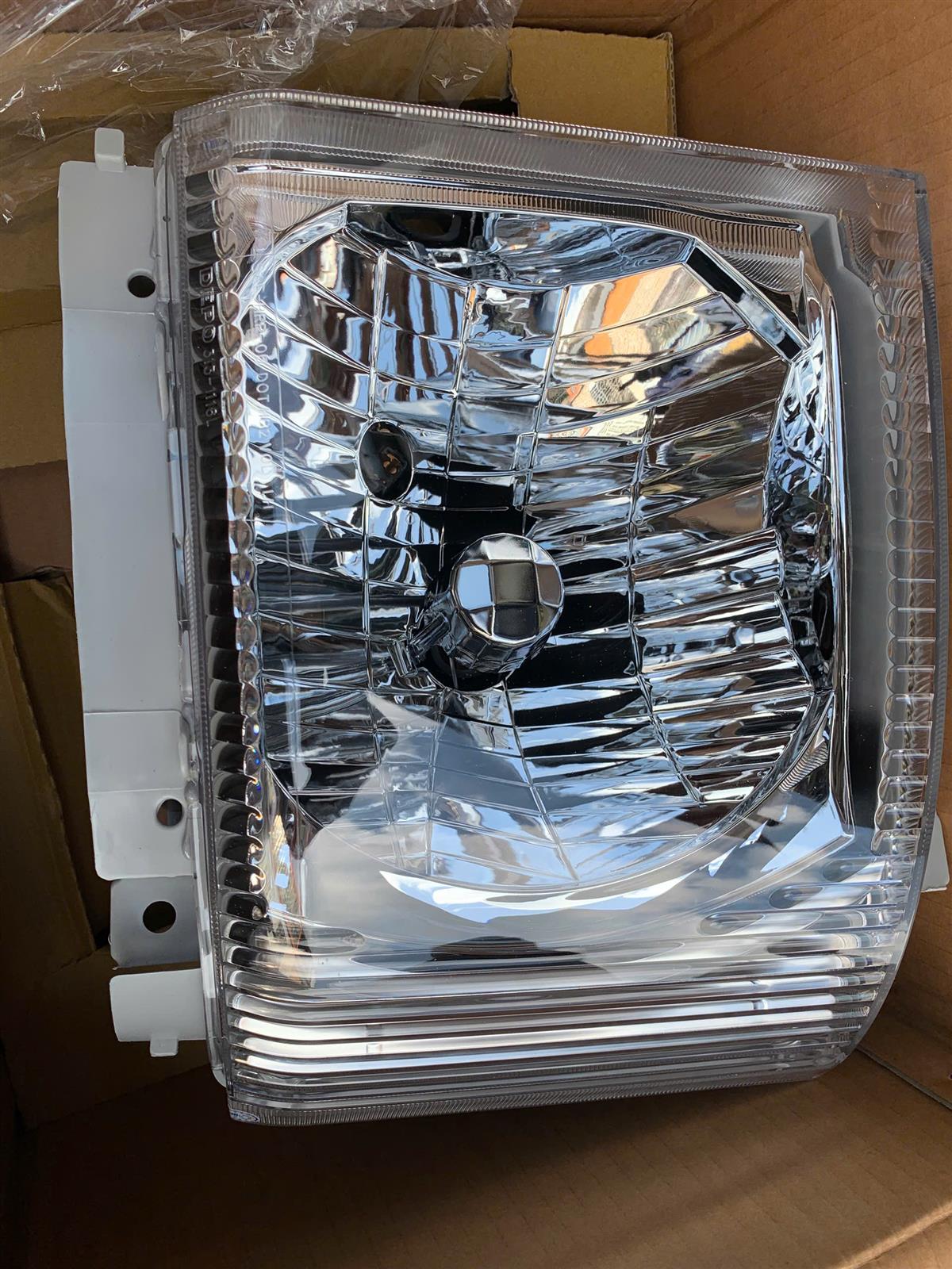 Đèn pha Isuzu NQR 550 TW