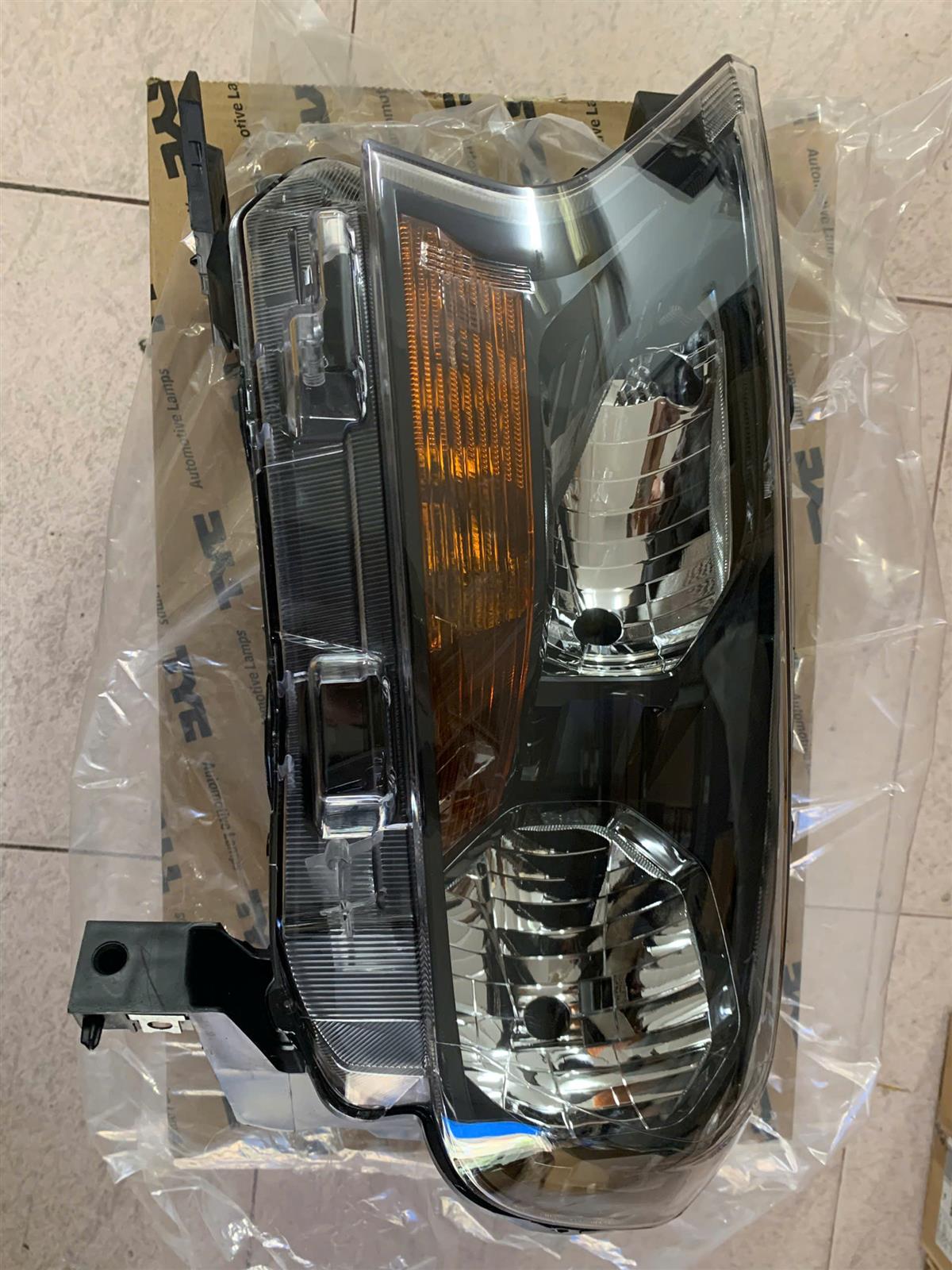 Đèn pha Ford Ranger 2016-2022 XLS, XL, Base RH TH(chóa đen)