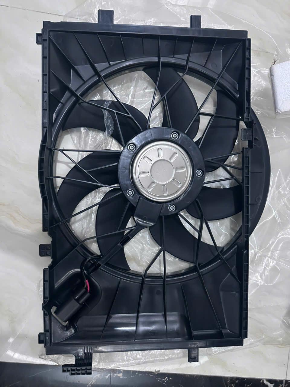 Quạt giải nhiệt động cơ Mercedes C180 C200 C240 2002 Berh