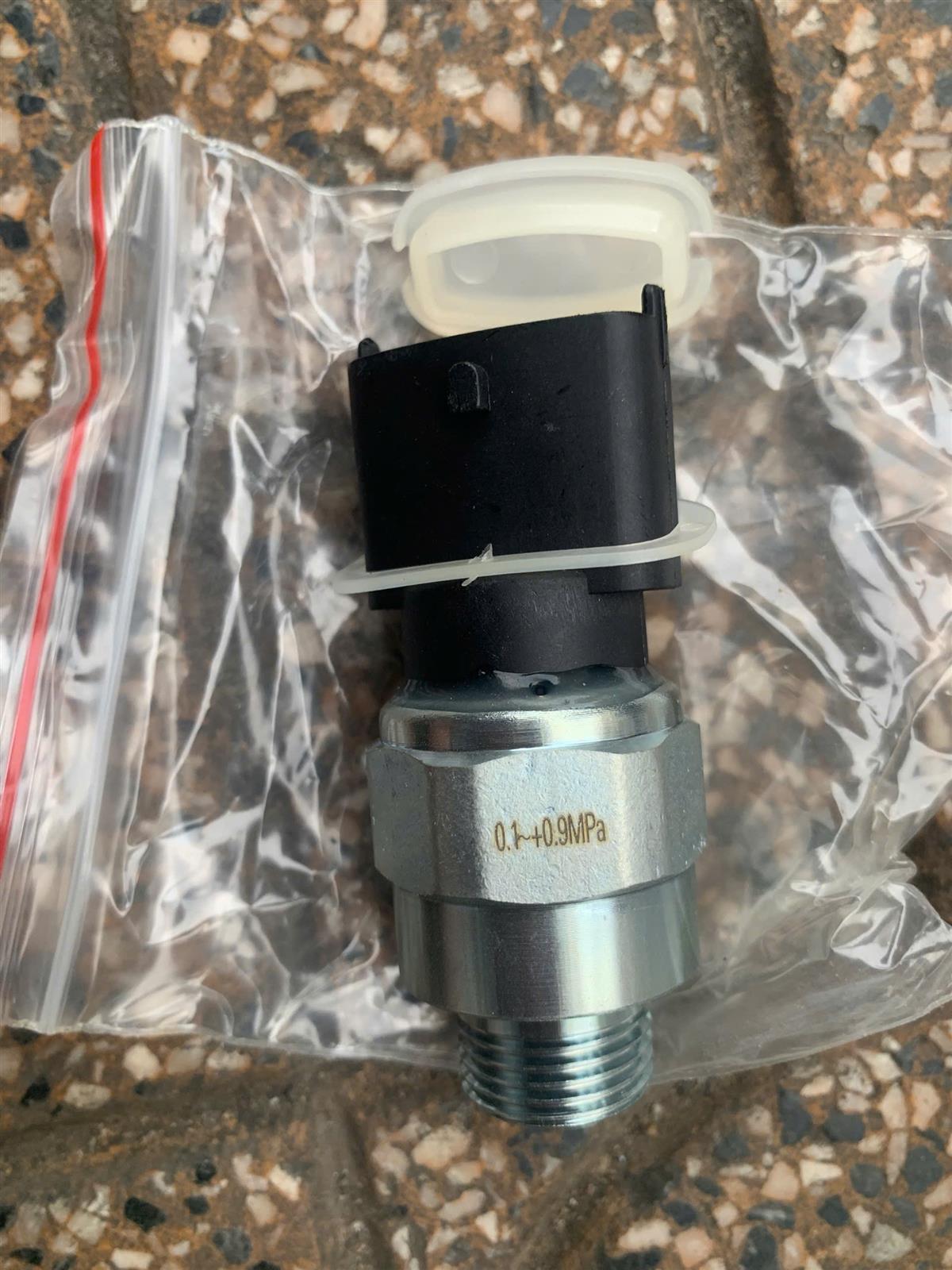 Cảm biến áp suất dầu xe tải Auman TH