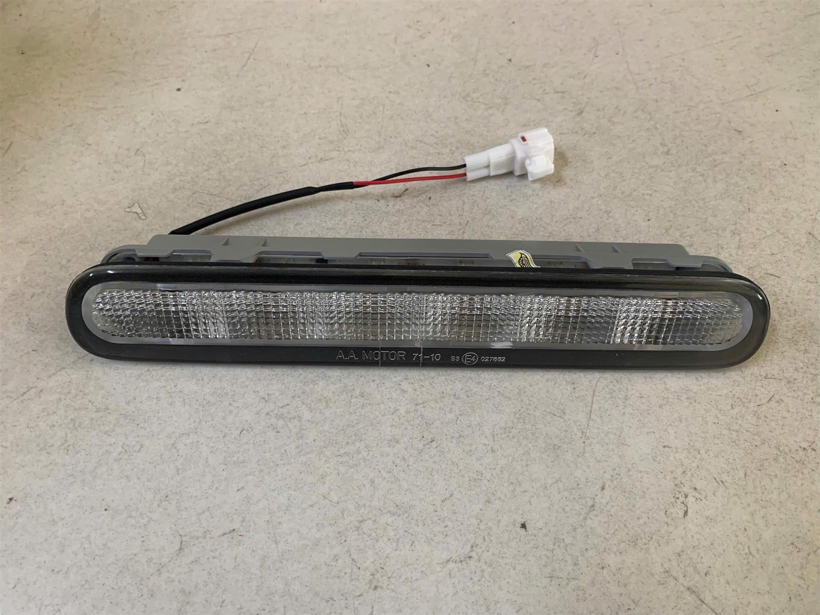 Đèn trên nắp thùng sau Toyota Hilux 2012-2018 CH