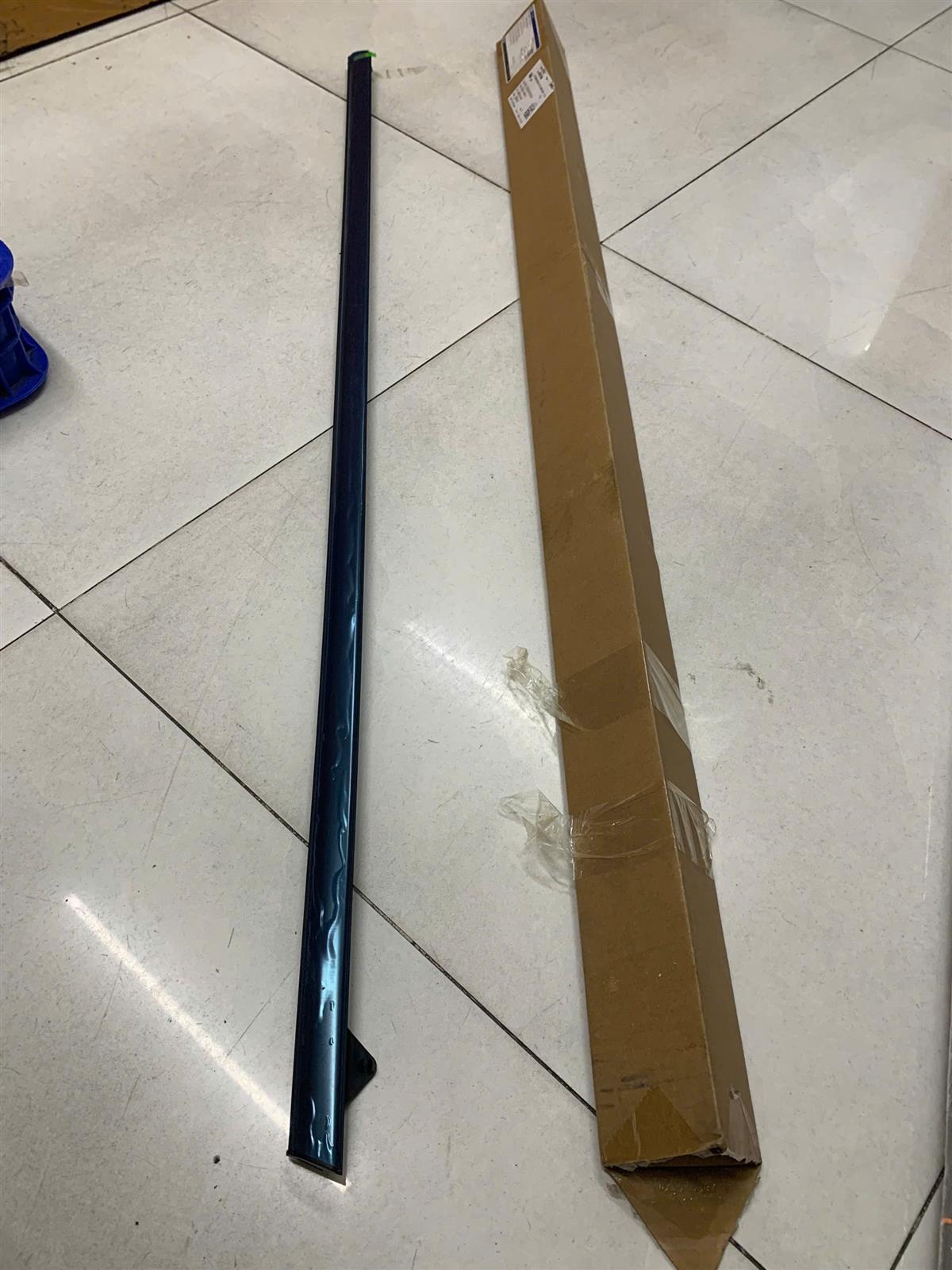 Nẹp chân kính ngoài cửa trước Ford Fiesta 1.5 2011 LH CH