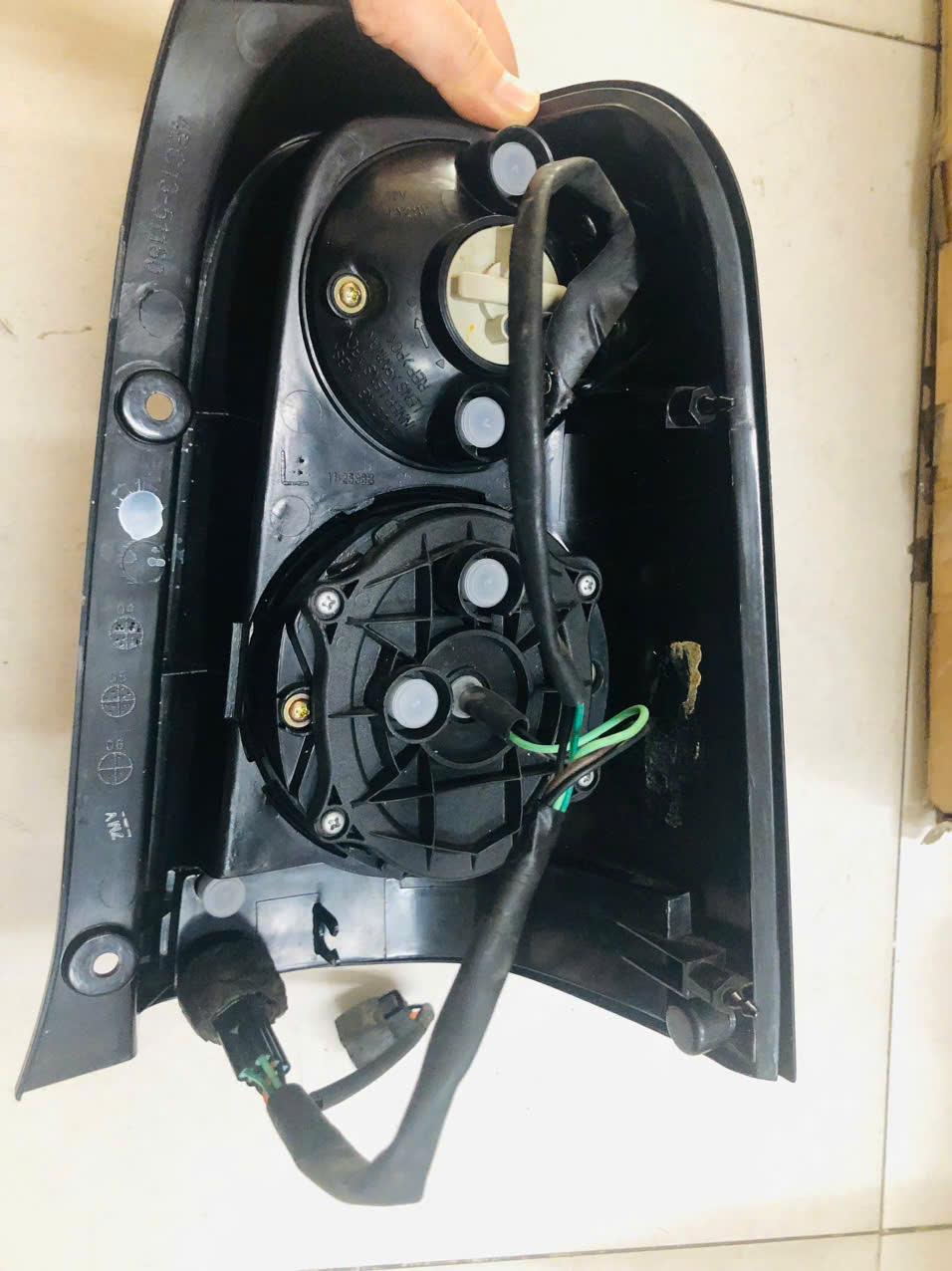 Đèn lái sau Ford Escape 2006-2008 RH CH( lòng đen)