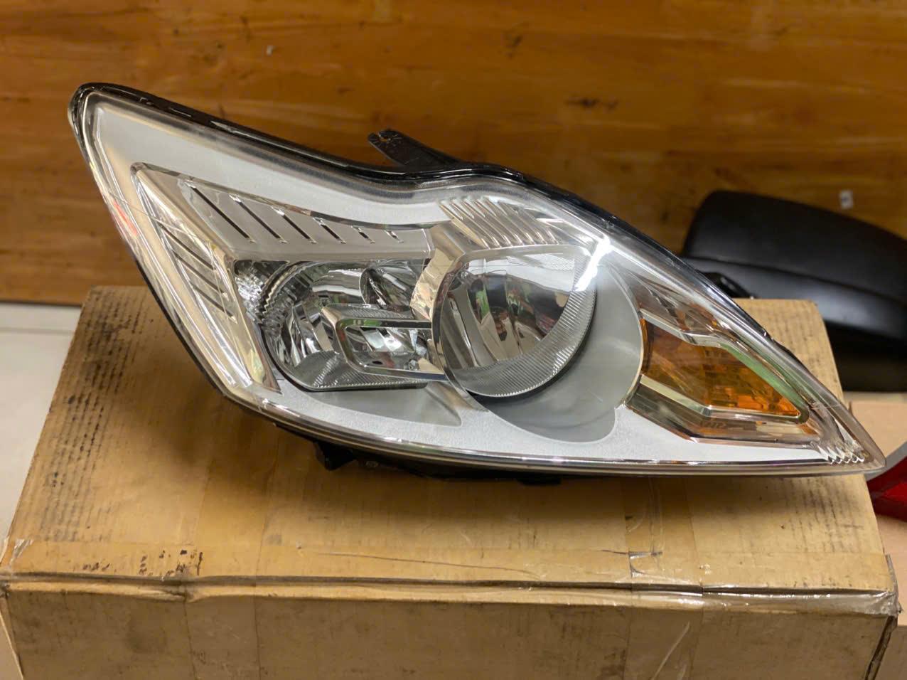 Đèn pha Ford Focus 2009-2011 RH CH( lòng trắng)
