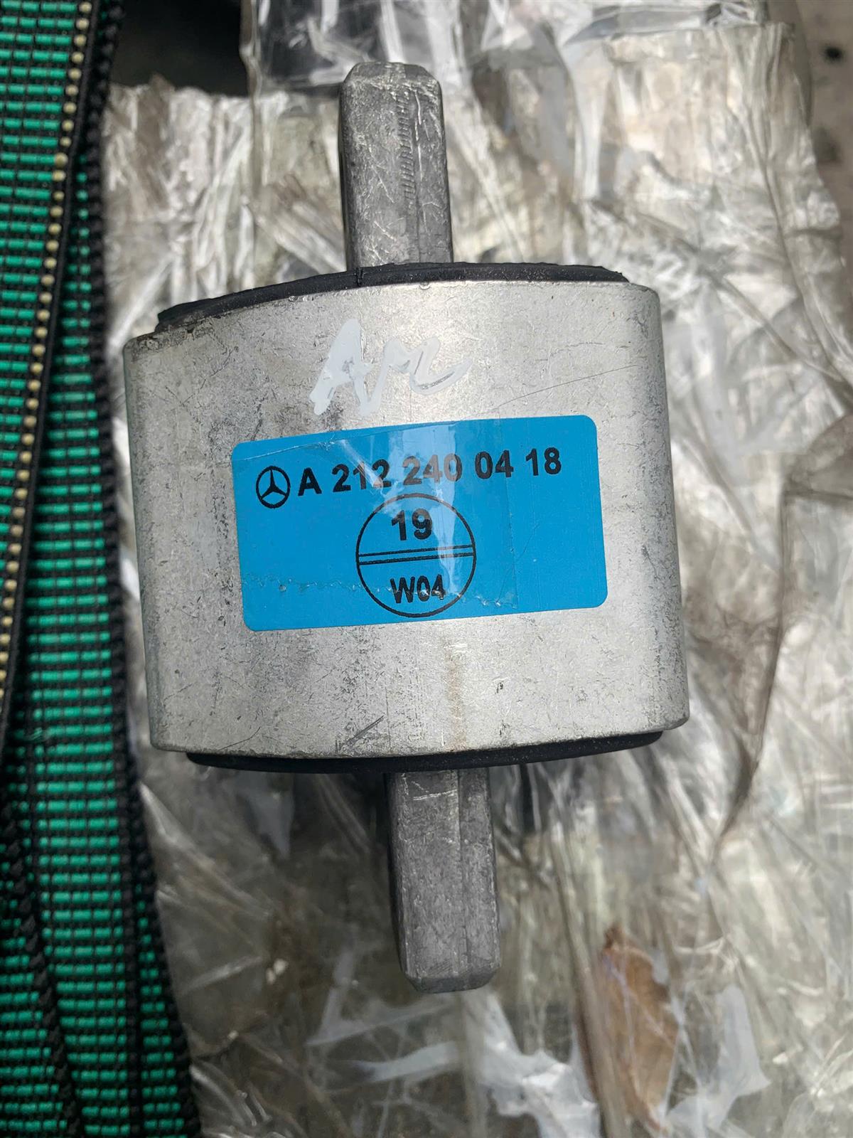 Cao su chân hộp số Mercedes C200 2007 CH