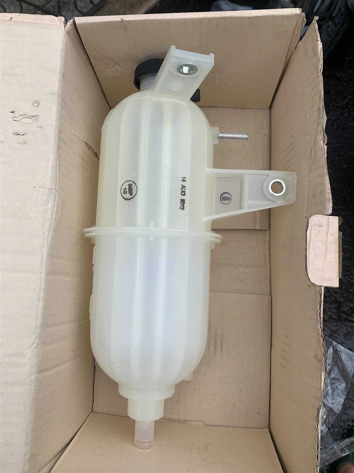 Bình nước phụ Toyota Hilux 2005-2011, Fortuner 2010-2014 CH