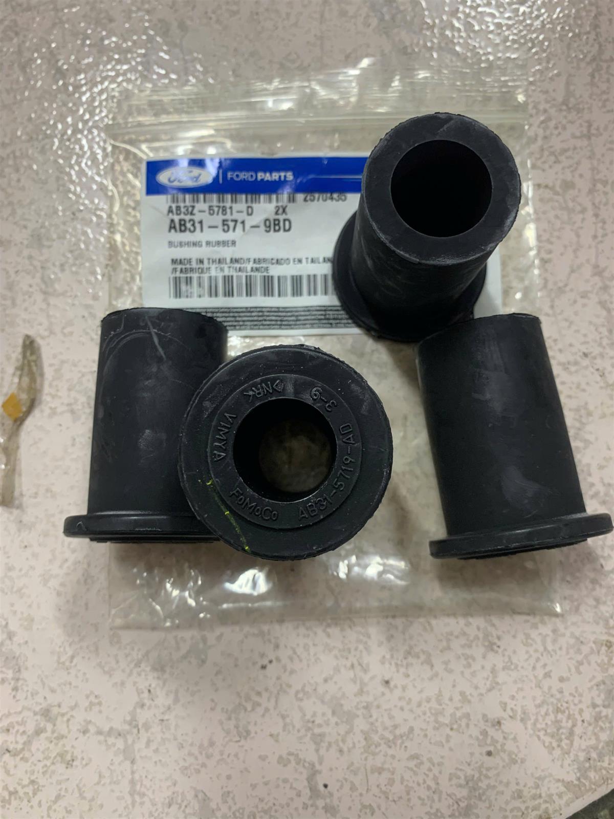 Cao su nhíp sau dưới Ford Ranger 2012-2025 CH( dài không lõi sắt)