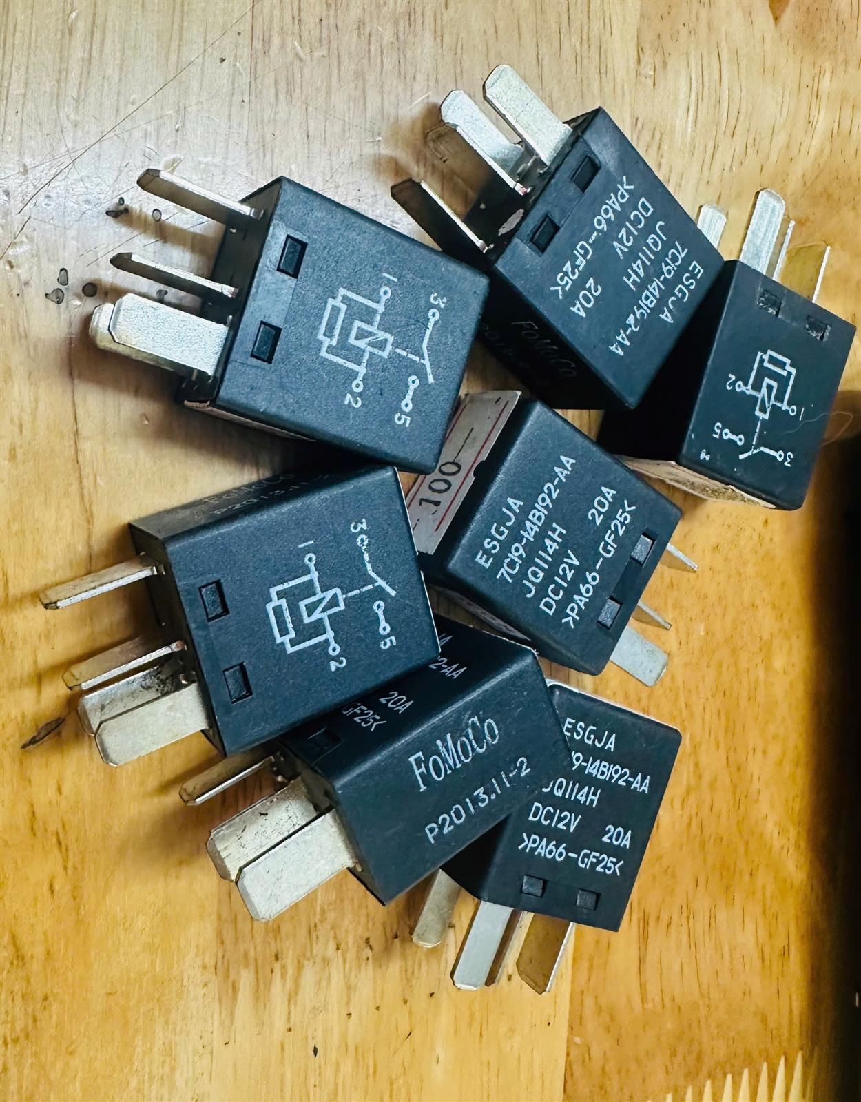 Cầu chì Ford Transit 2009-20120 20A CH( Relay) 