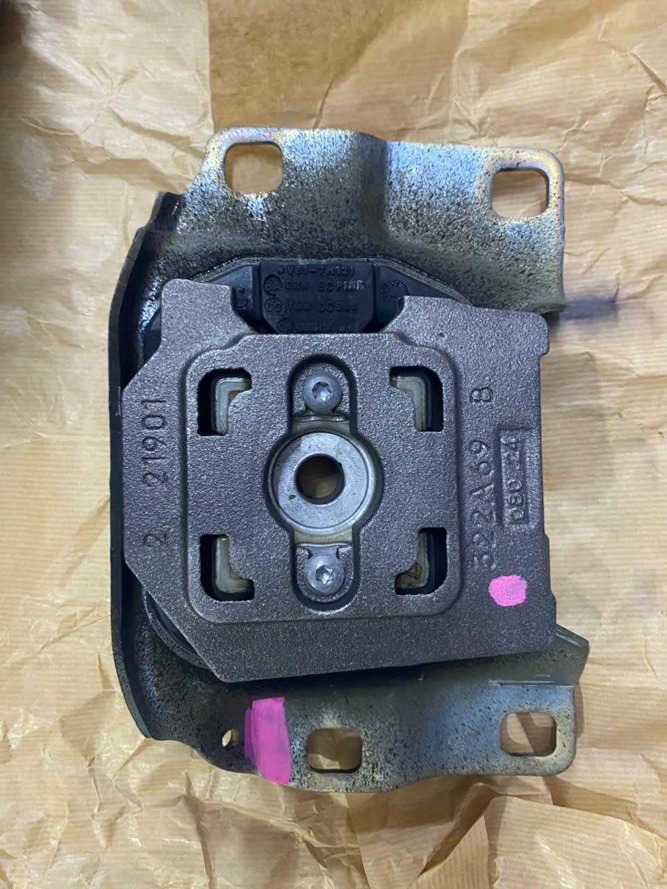 Cao su chân hộp số Ford Focus 2.0 2012-2018 LH CH