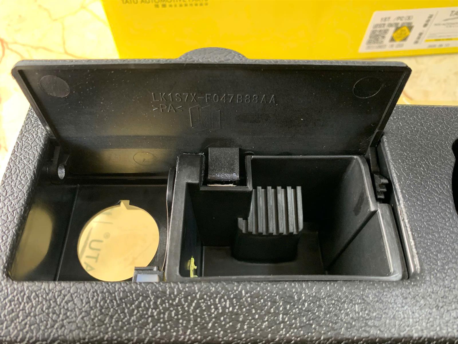 Ốp hộp gạt tàn thuốc Ford Mondeo 2003-2008 TH