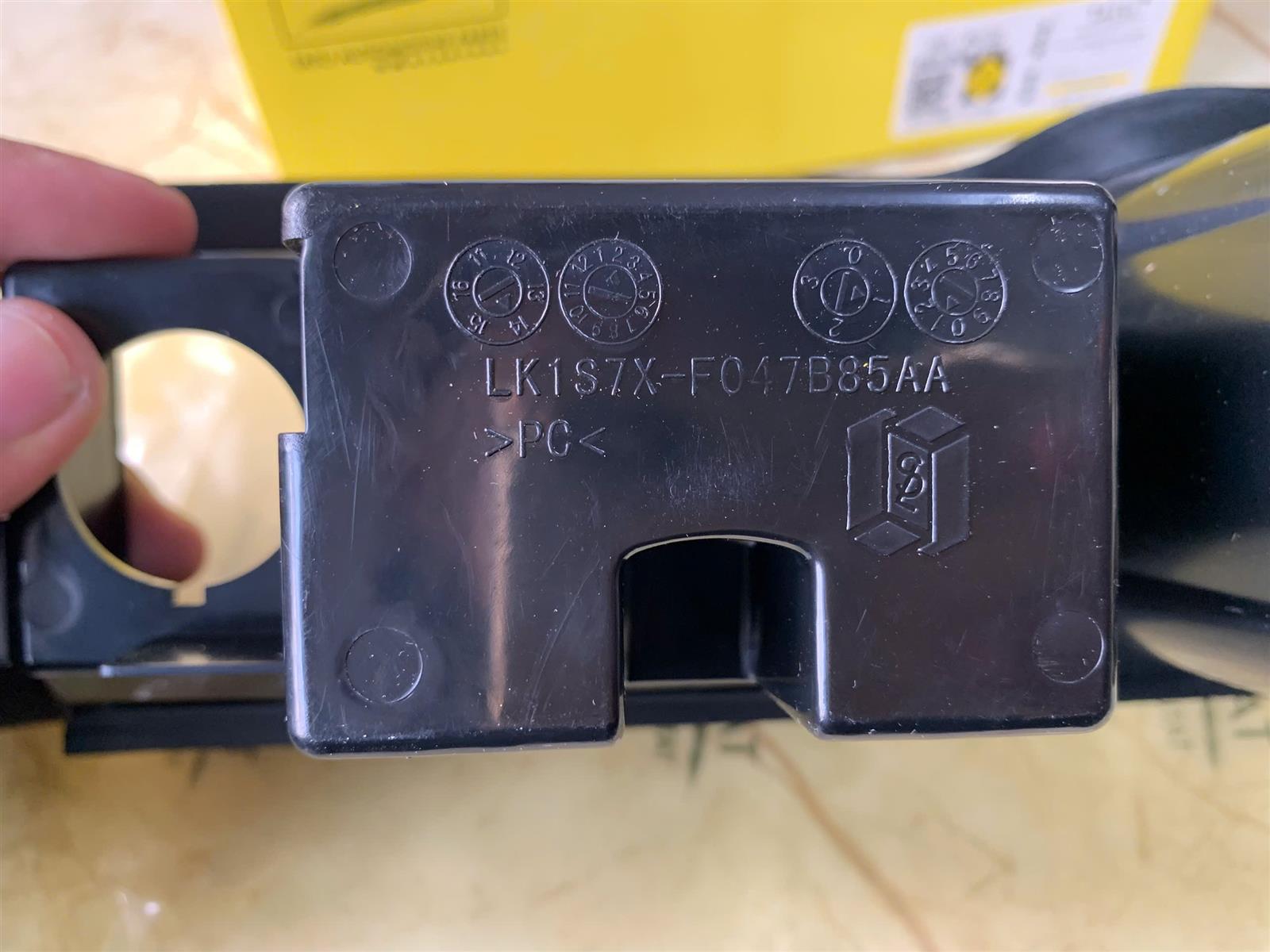 Ốp hộp gạt tàn thuốc Ford Mondeo 2003-2008 TH