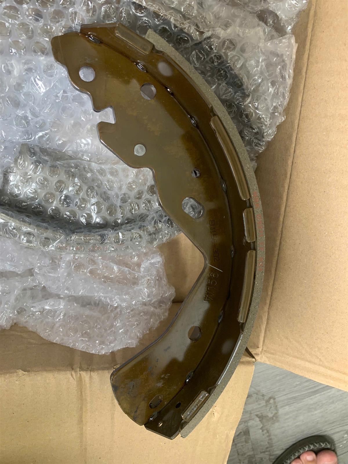 Má phanh sau Nissan Navara NP300, D23 2015-2018 CH ( guốc)