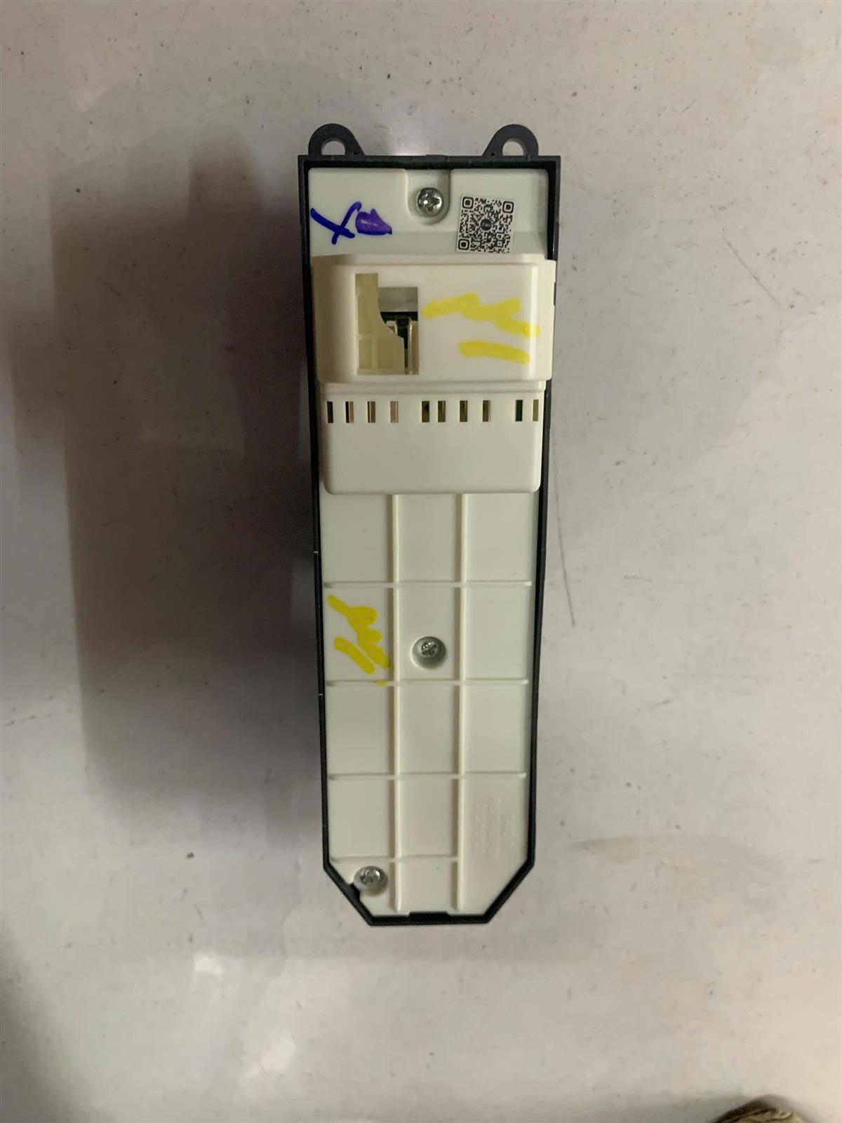 Công tắc bấm kính tổng Toyota Vios 2010 TH