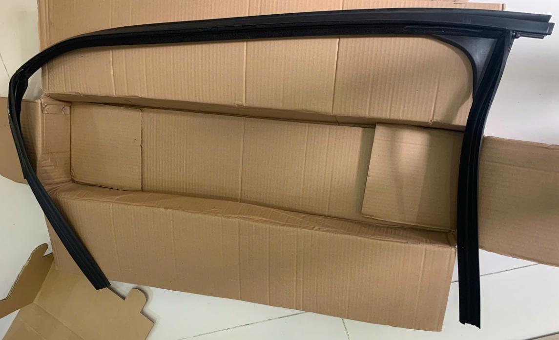 Ron kính cửa trước Ford Focus 2005-2011 LH CH