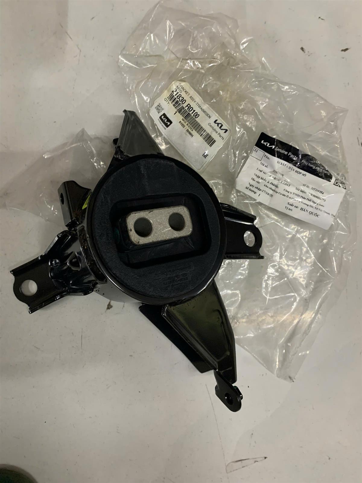 Cao su chân hộp số Kia Carnival 2024-2025 CH