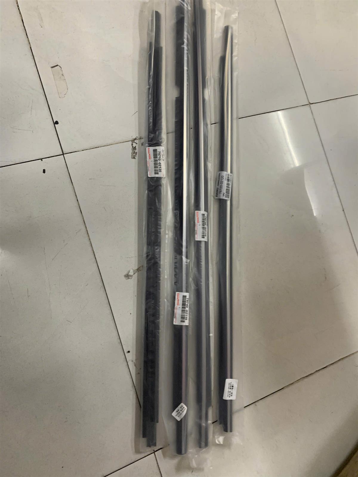 Nẹp chân kính ngoài Toyota Corolla Altis 2002-2007 TH