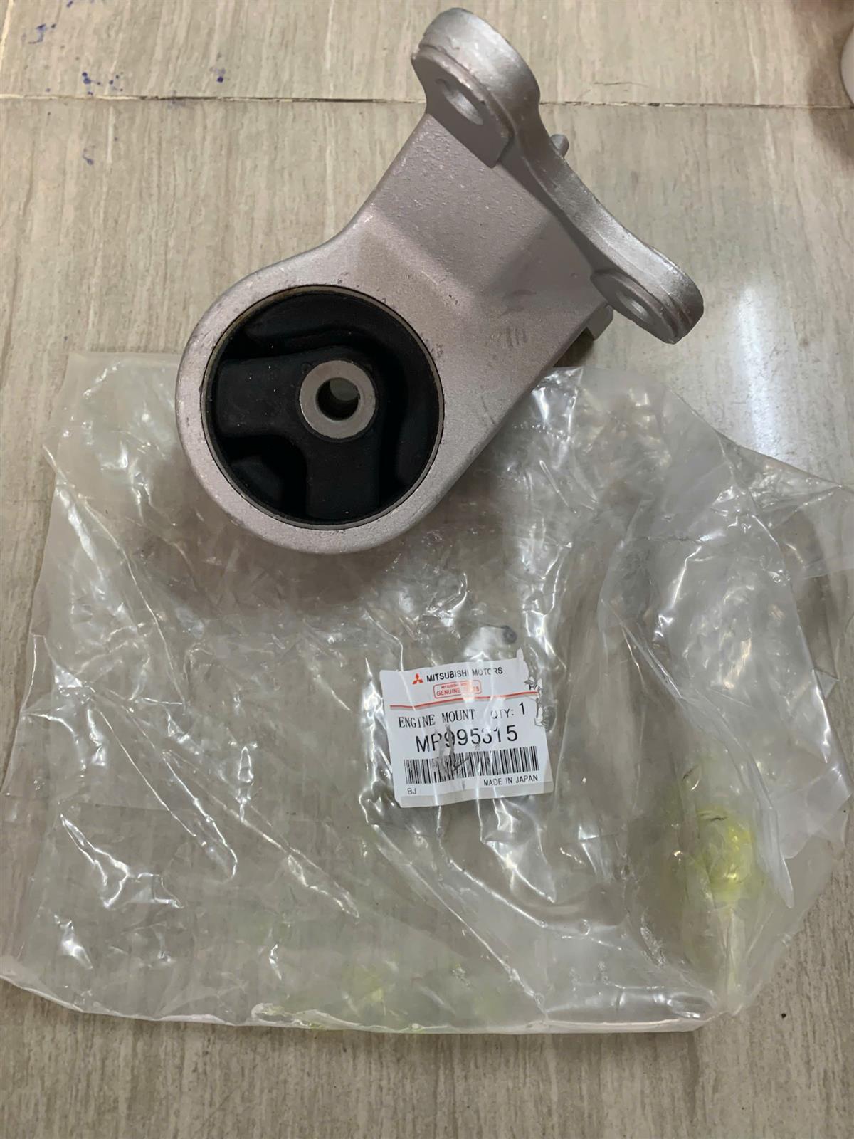 Cao su chân hộp số Mitsubishi Grandis TH