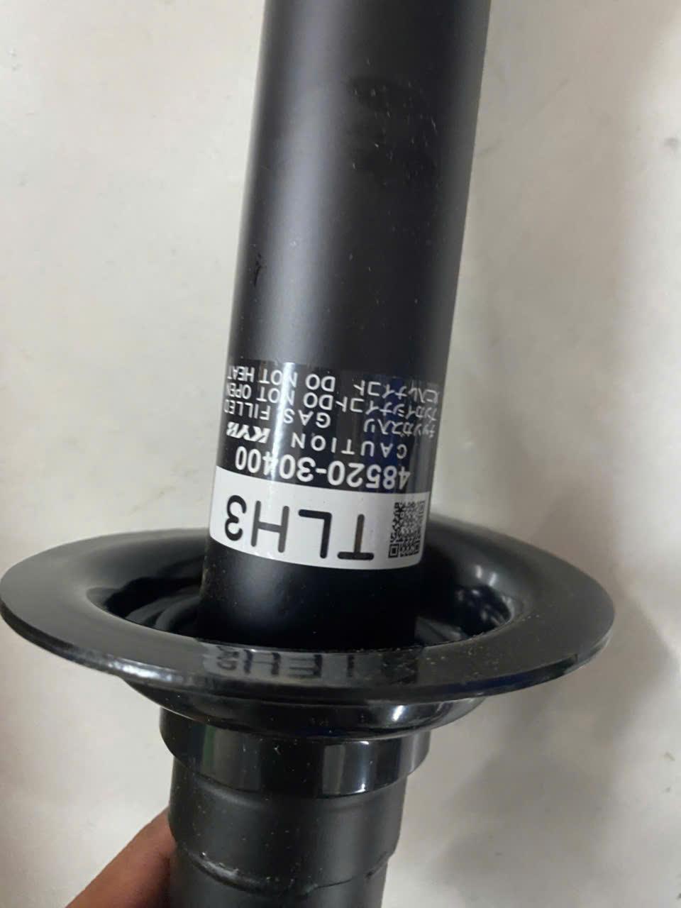 Giảm xóc trước Lexus GS300, GS350 L/R CH