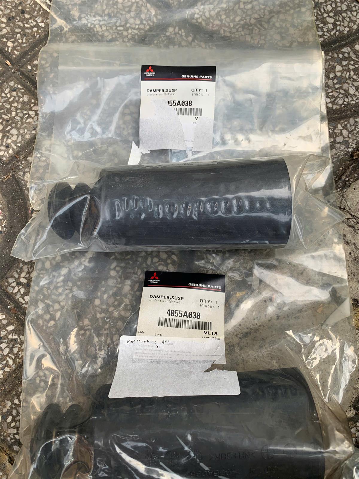 Chụp bụi + tăm bông trước Mitsubishi Attrage CH