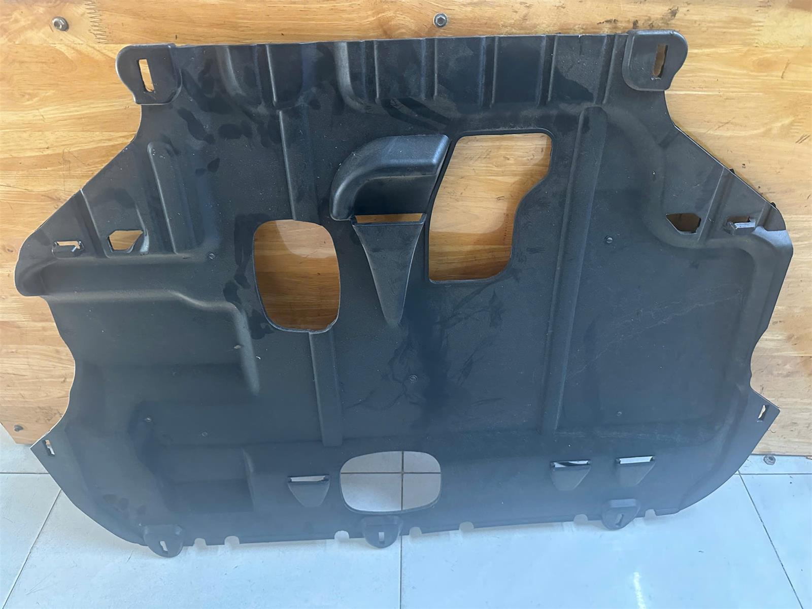 Chắn bùn gầm máy Ford Focus 2012-2019 TH( Chắn bùn đông cơ)