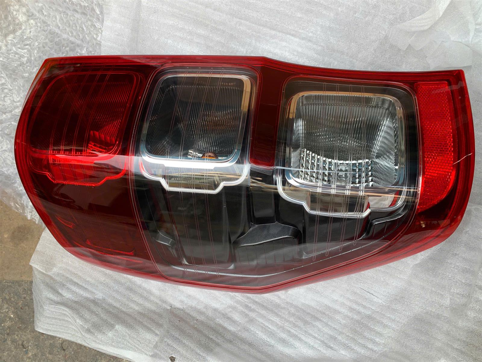 Đèn lái sau Ford Ranger 2016-2021 RH CH ( ghi, đỏ)