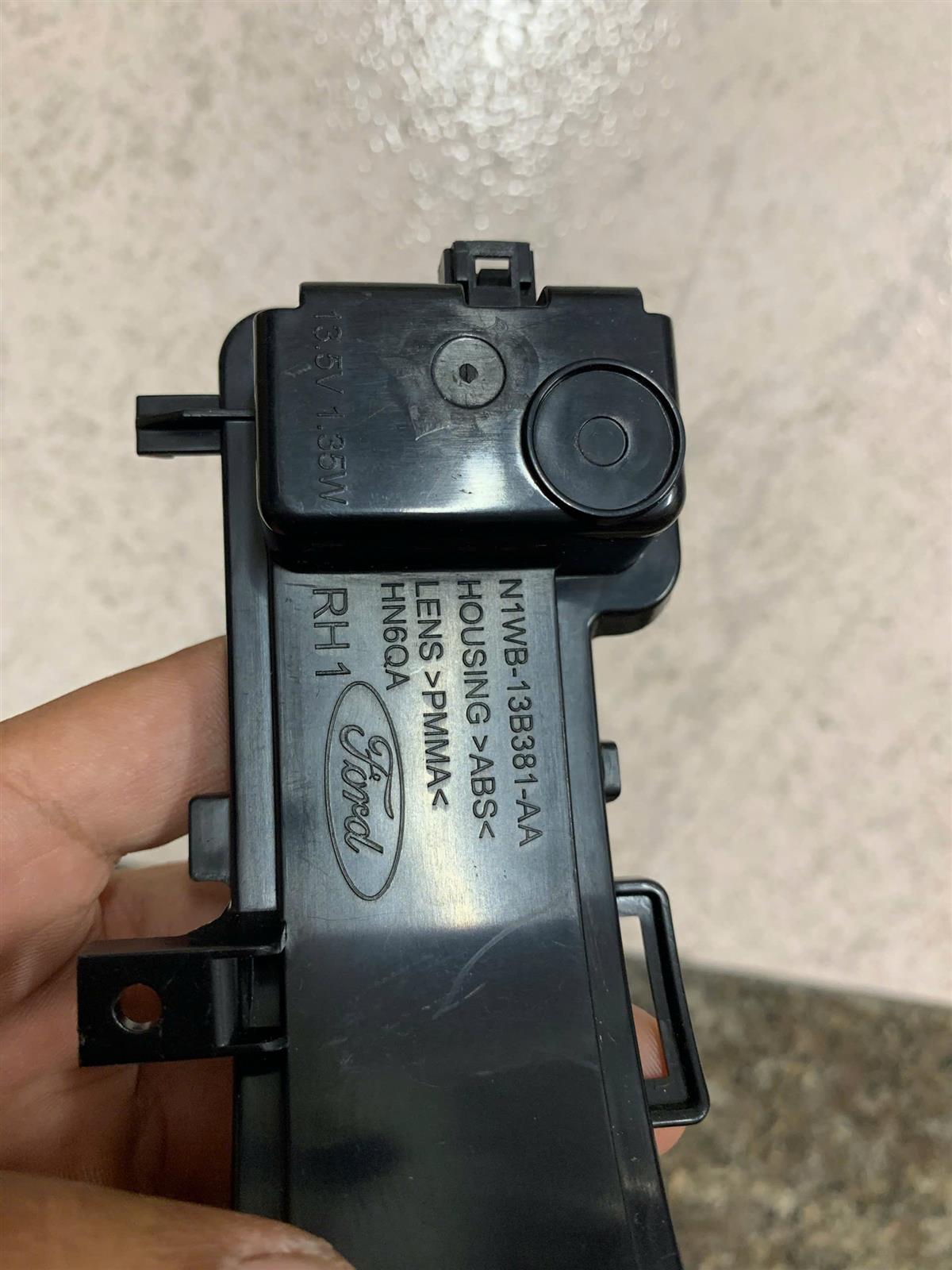 Đèn xinhan kính chiếu hậu Ford Ranger 2023 CH