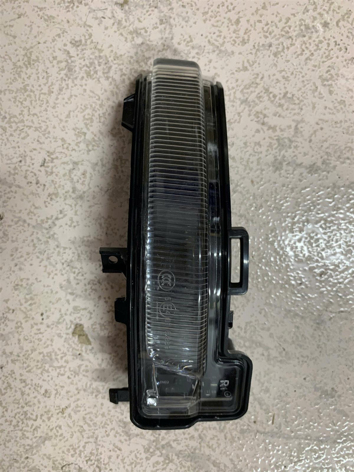 Đèn xinhan kính chiếu hậu Ford Ranger 2023 CH