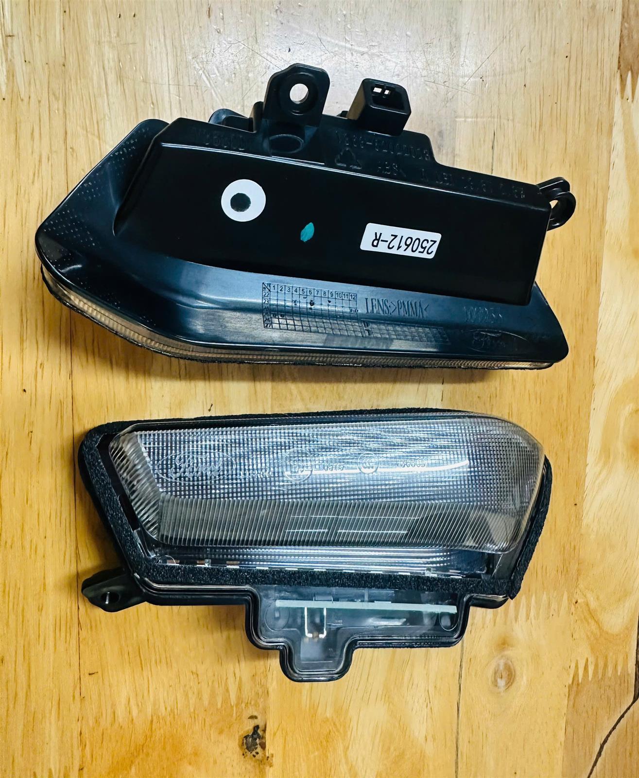 Đèn xinhan trên kính chiếu hậu Ford Transit 2022-2025 CH