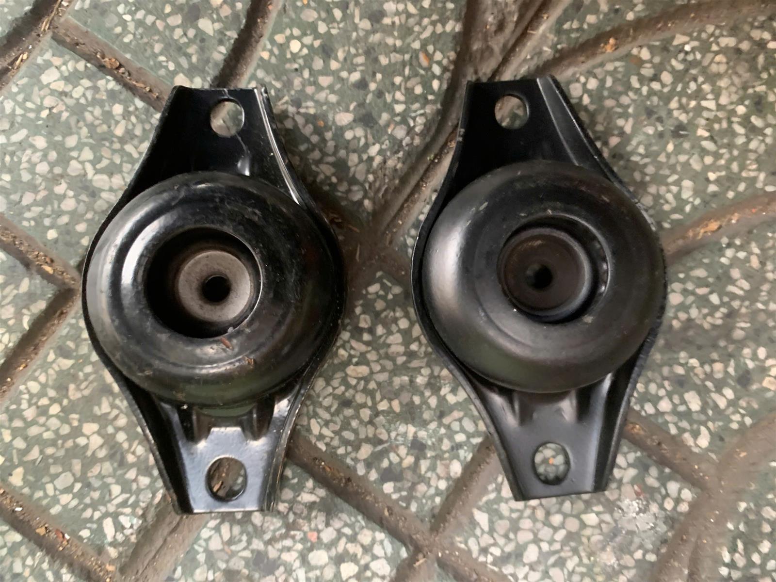 Bát bèo giảm xóc sau Mondeo 2.3 2008-2013 CH