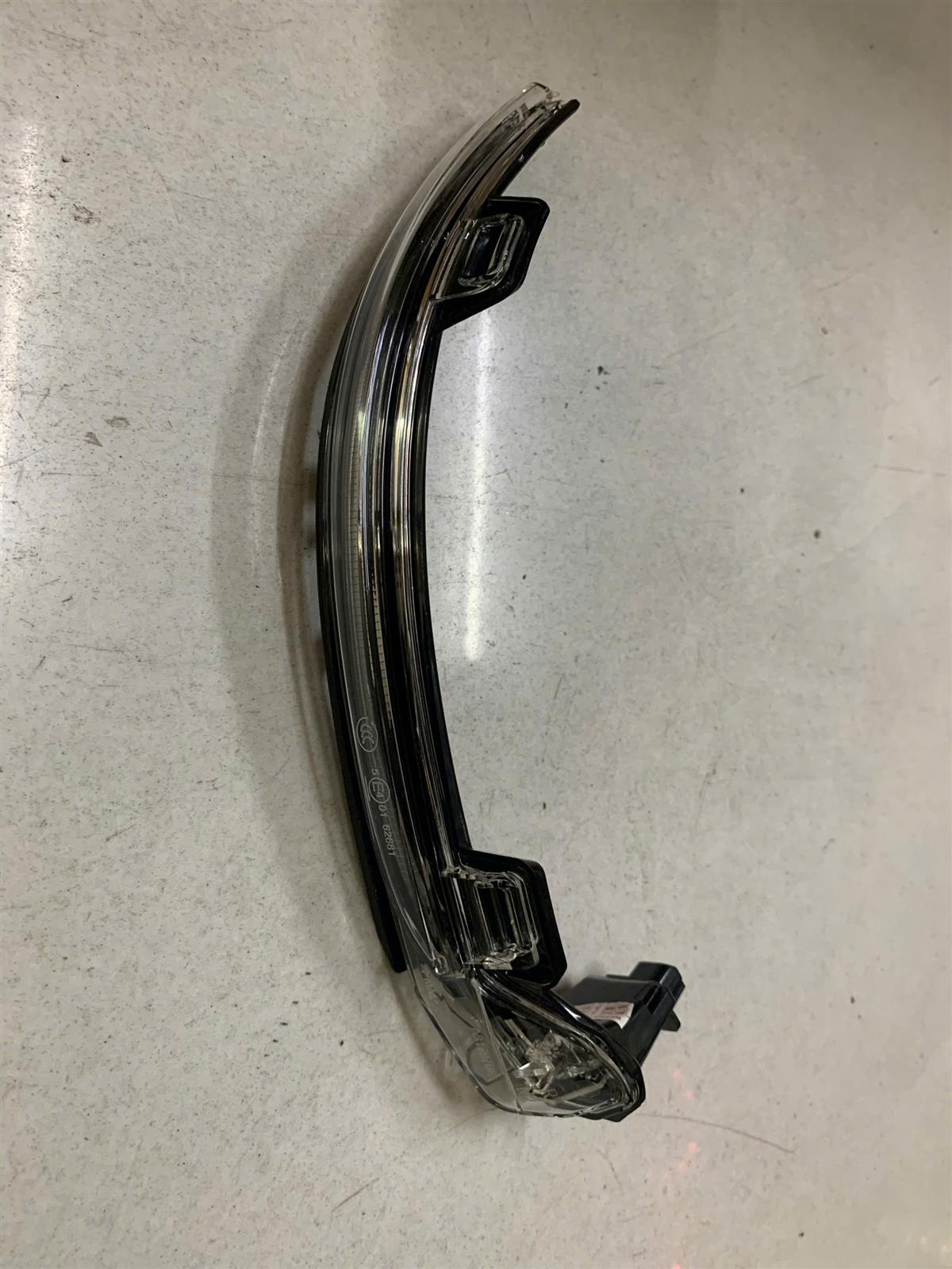 Đèn xinhan trên kính chiếu hậu Mercedes GLC CH