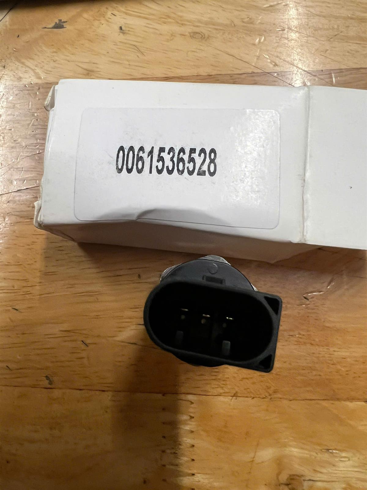 Cảm biến áp suất dầu Mercedes E320 GL320 ML320 R320 CH