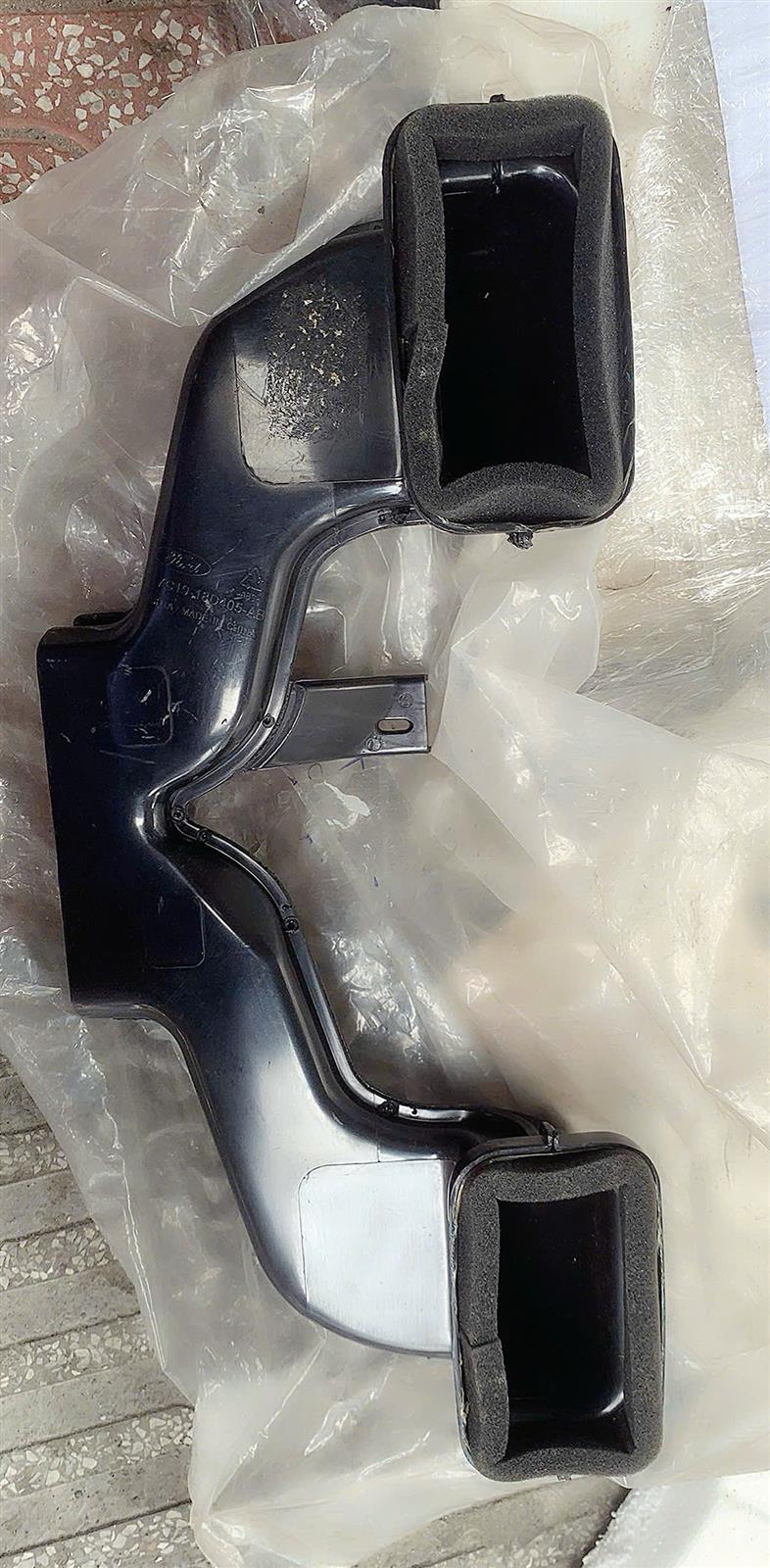 Ống gió taplo giữa Ford Transit 2014-2022 CH