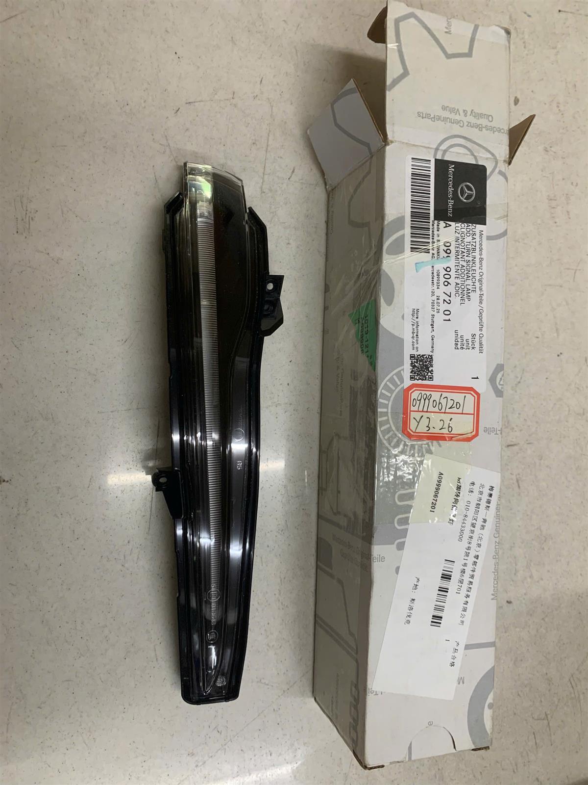 Đèn xinhan trên kính chiếu hậu Mercedes C180, C200 CH