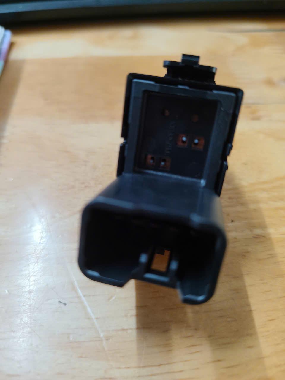 Công tắc bấm kính đơn Mitsubishi Xpander 2019 CH