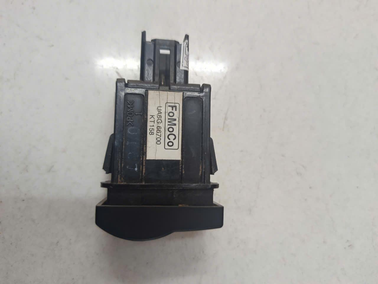 Công tắc nắp nhiên liệu Ford Tháo