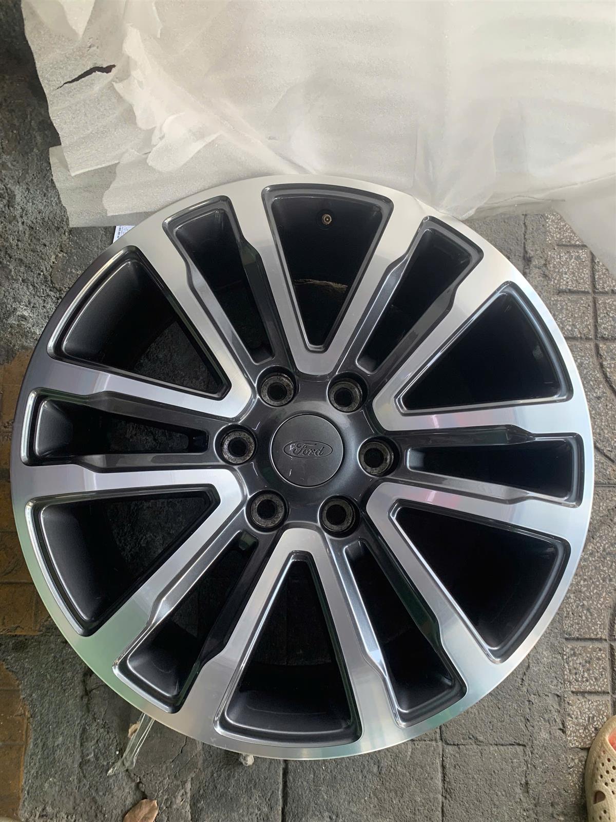 Mâm xe Ford Everest 2020 Tháo