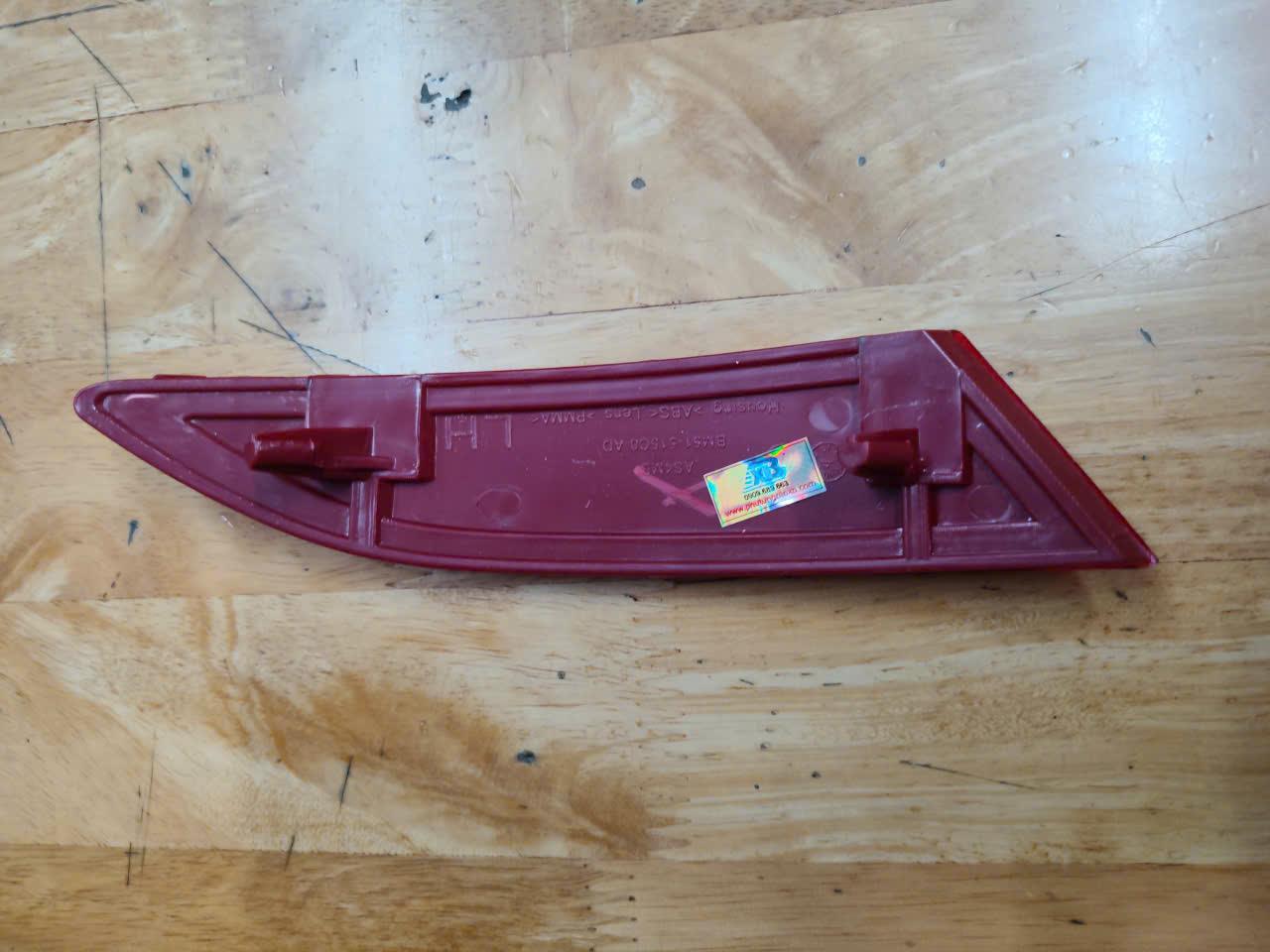 Đèn phản quang cản sau Ford Focus 2012-2014 RH TH 4 cửa