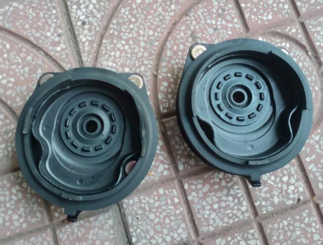 Bát bèo giảm xóc sau Mazda 323 1998-2003 TH