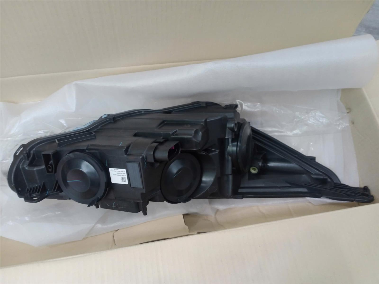 Đèn pha Ford Focus 2015-2017 RH CH( có led)