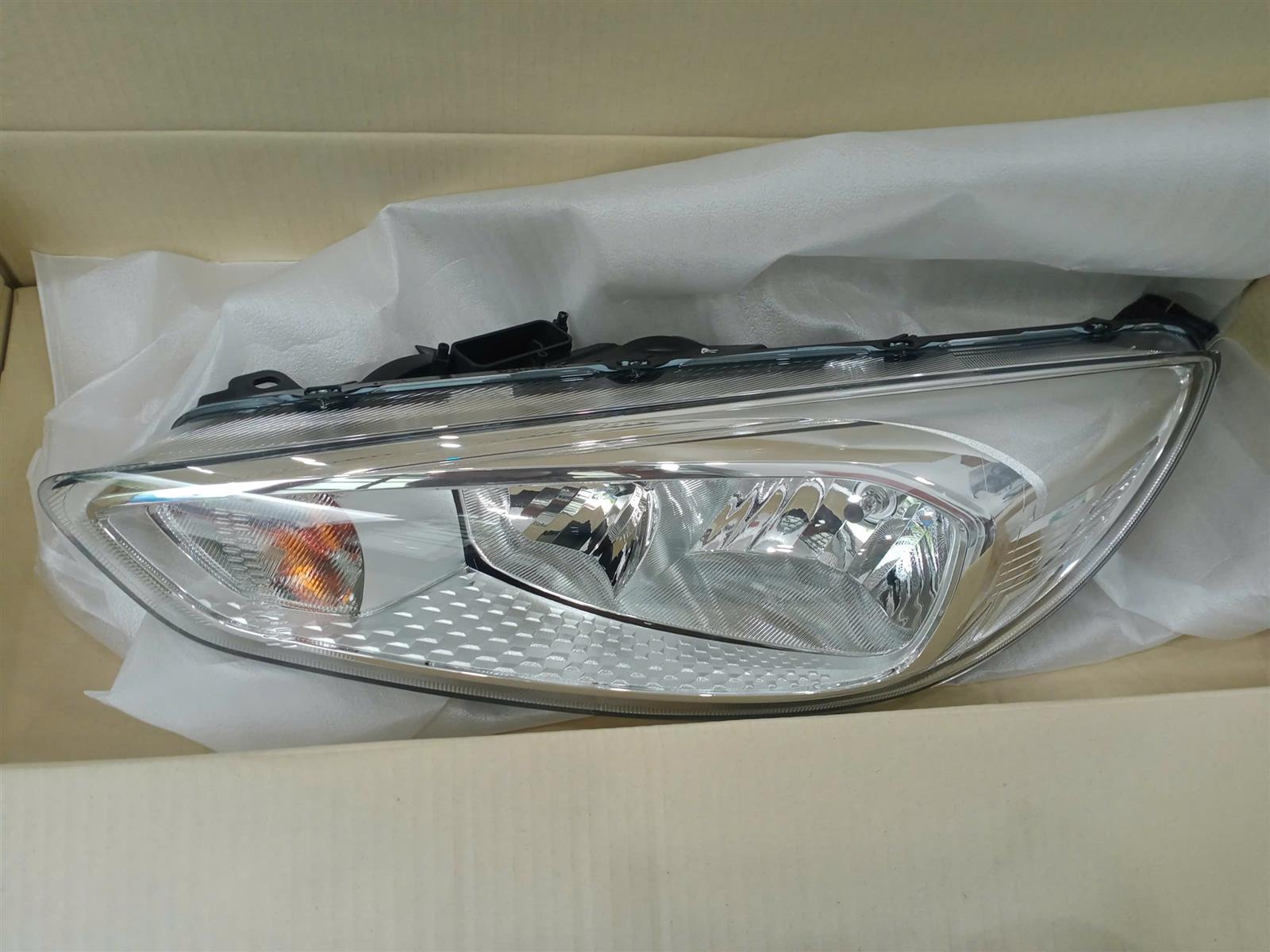 Đèn pha Ford Focus 2015-2017 RH CH( có led)