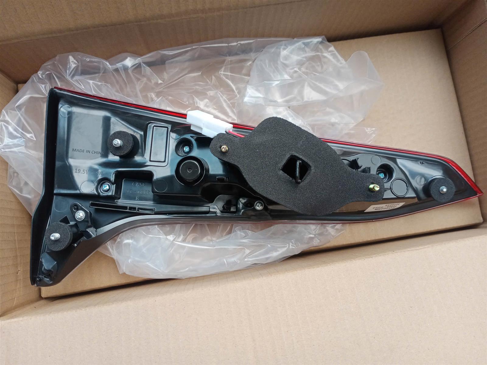 Đèn lái sau ngoài Toyota Fortuner 2009-2011 LH TH