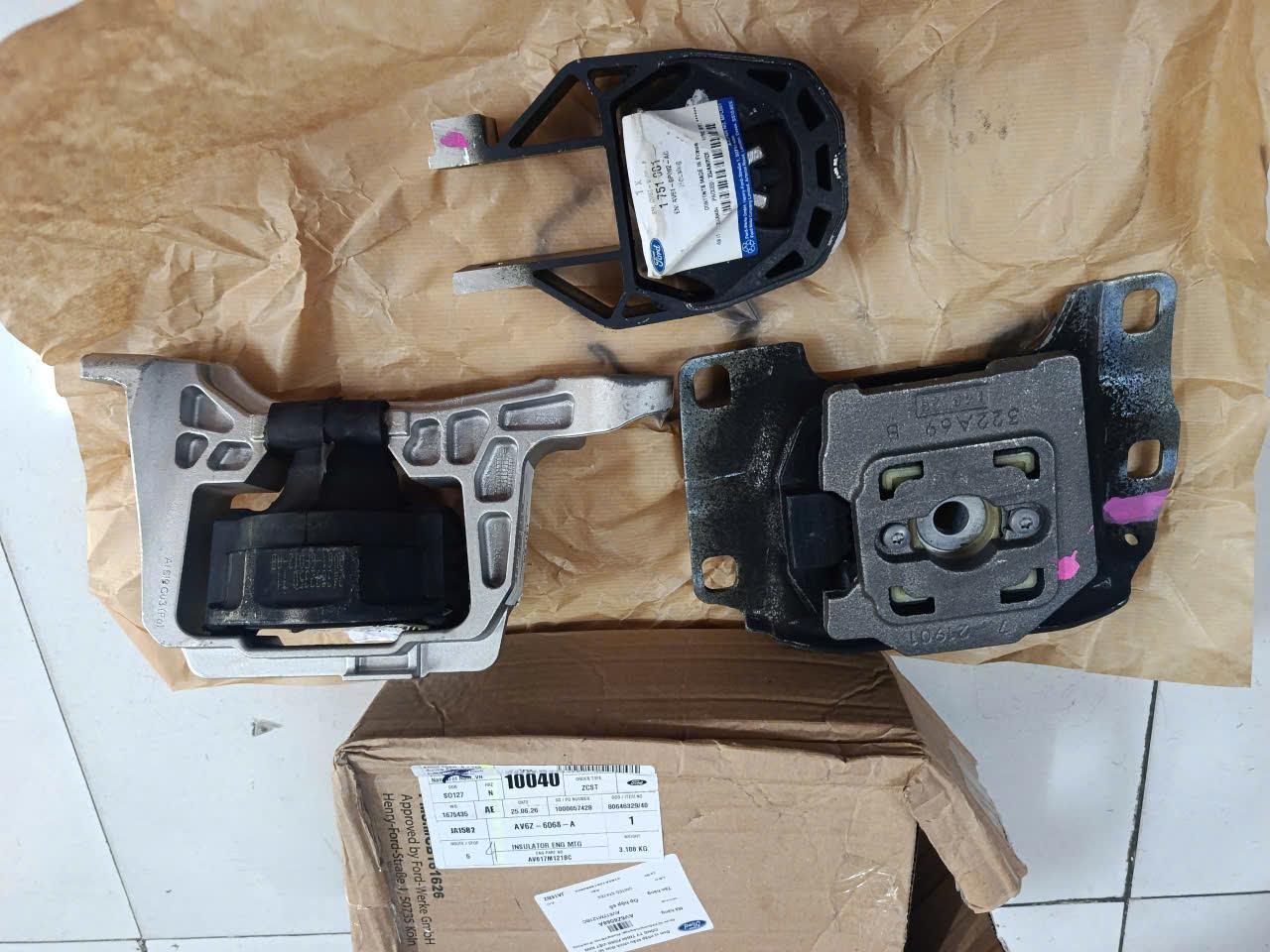 Cao su chân hộp số Ford Focus 2.0 2009-2015 LH CH