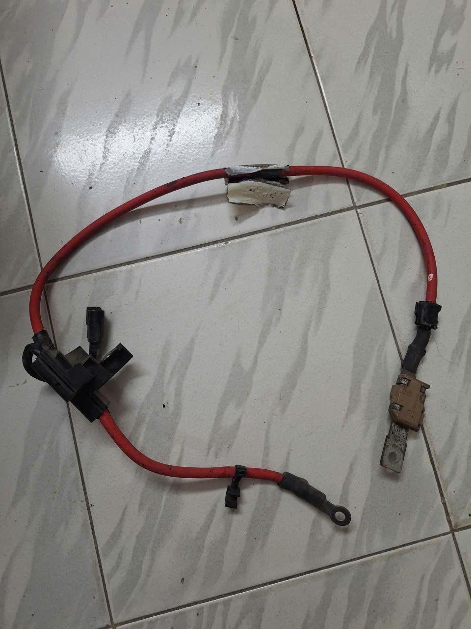 Dây + cầu chì cọc bình ác quy Ford Focus 2010 Tháo