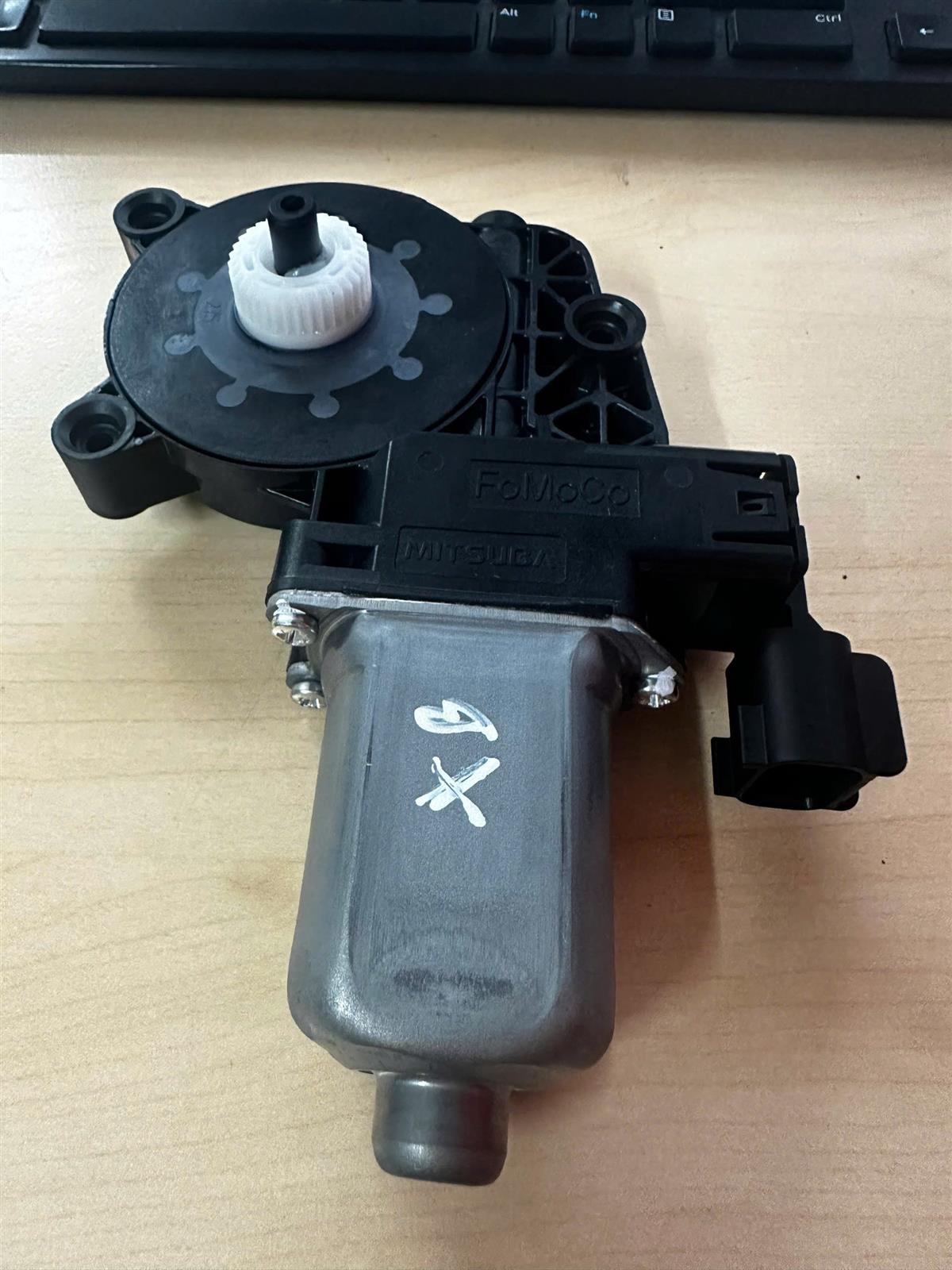 Motor lên xuống kính sau Ford Ranger 2.2, 3.2, 2.0 2012-2021, Focus 2015, BT50 2012-2018 LH CH( 2 giắc điện)