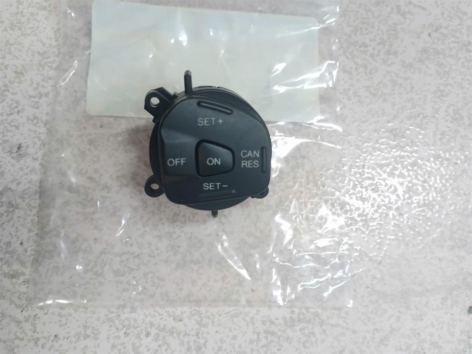 Nút điều khiển trên vô lăng Ford Fiesta 2012-2018, Ranger 2012-2018, Ecosport LH CH