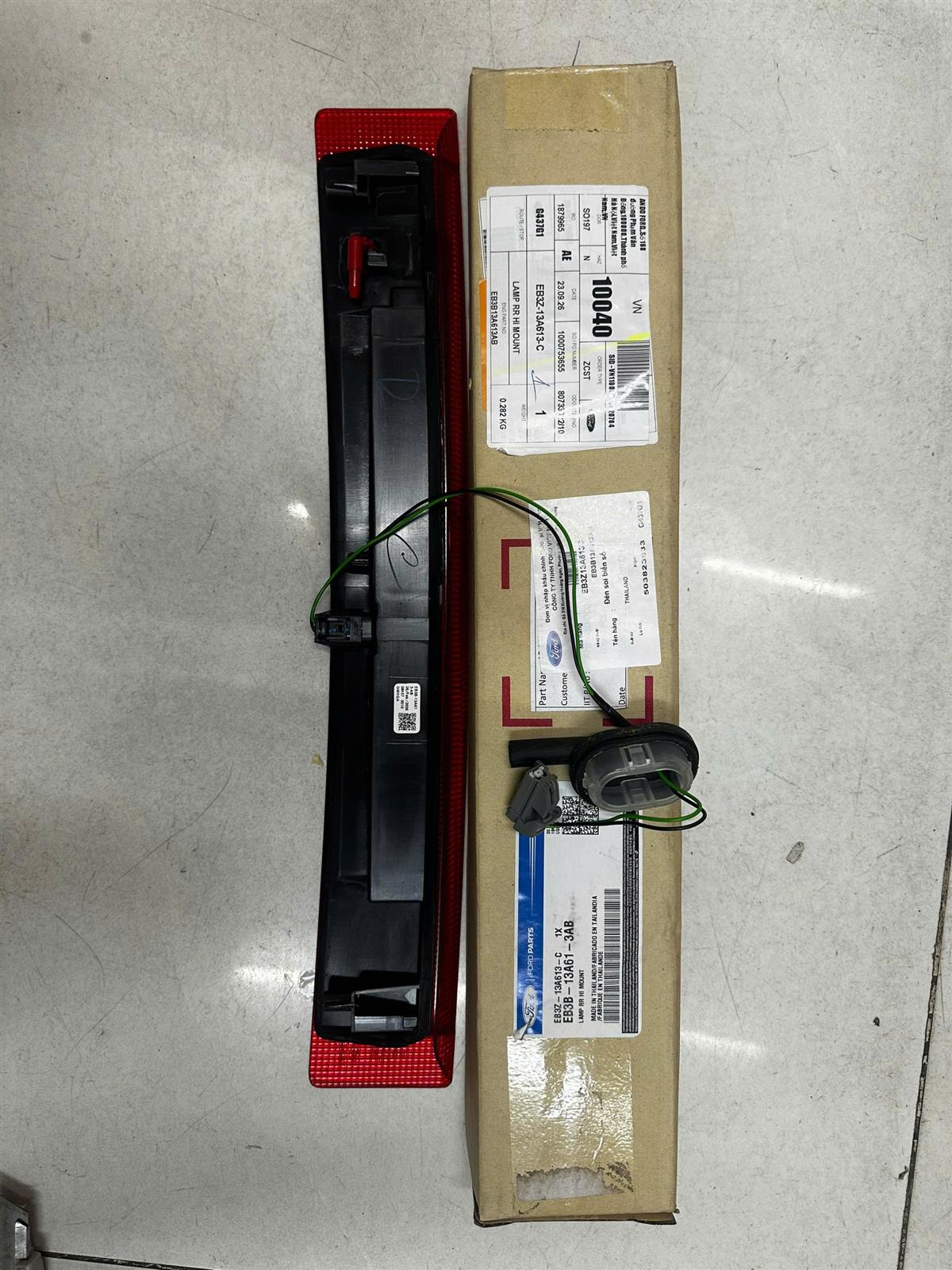 Ốp cánh cửa sau Ford Everest 2025 LH CH